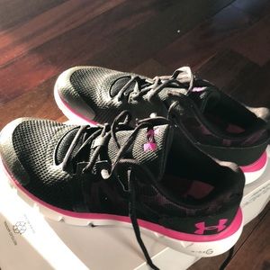 Under Armor tennis shoes sz 7Y